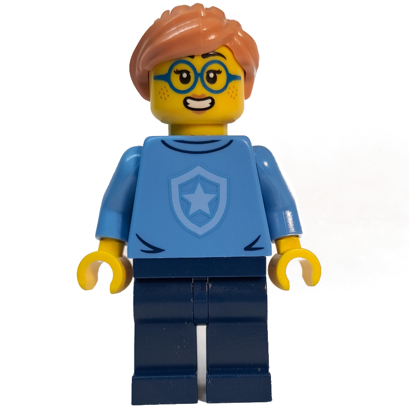Policier, chandail avec badge de police, cheveux nougat, lunettes (Police Officer, Sweater with Police Badge, Nougat Hair, Glasses)
