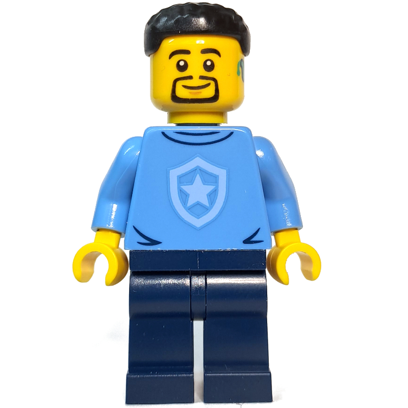Policier, chandail avec badge de police, cheveux noirs, bouc et aide auditive (Police Officer, Sweater with Police Badge, Black Hair, Goatee and Hearing Aid)