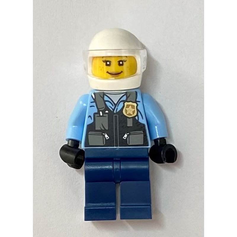 Policière, chemise bleu clair vif, jambes bleu foncé, casque blanc une visière (Policewoman, Bright Light Blue Shirt, Dark Blue Legs, White Helmet an Visor)