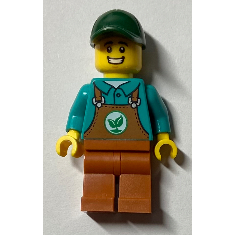 Jardinier, chemise turquoise foncé, salopette orange foncé, casquette vert foncé (Gardener, Dark Turquoise Shirt, Dark Orange Overalls, Dark Green Cap)