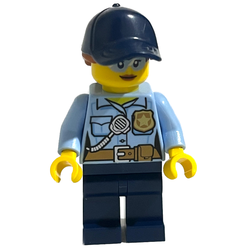 Policier, chemise bleu clair vif, jambes bleu foncé et casquette (Police Officer, Bright Light Blue Shirt, Dark Blue Legs and Cap)