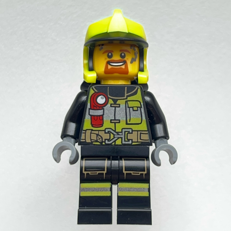 Pompier, costume de feu noir avec lampe de poche rouge, casque jaune vibrant (Firefighter, Black Fire Suit with Red Flashlight, Vibrant Yellow Helmet)