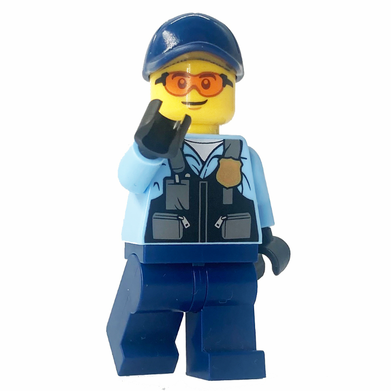 Officier de police, chemise bleu clair, gilet bleu foncé, jambes et casquette (Police Officer, Bright Light Blue Shirt, Dark Blue Vest, Legs, and Cap)