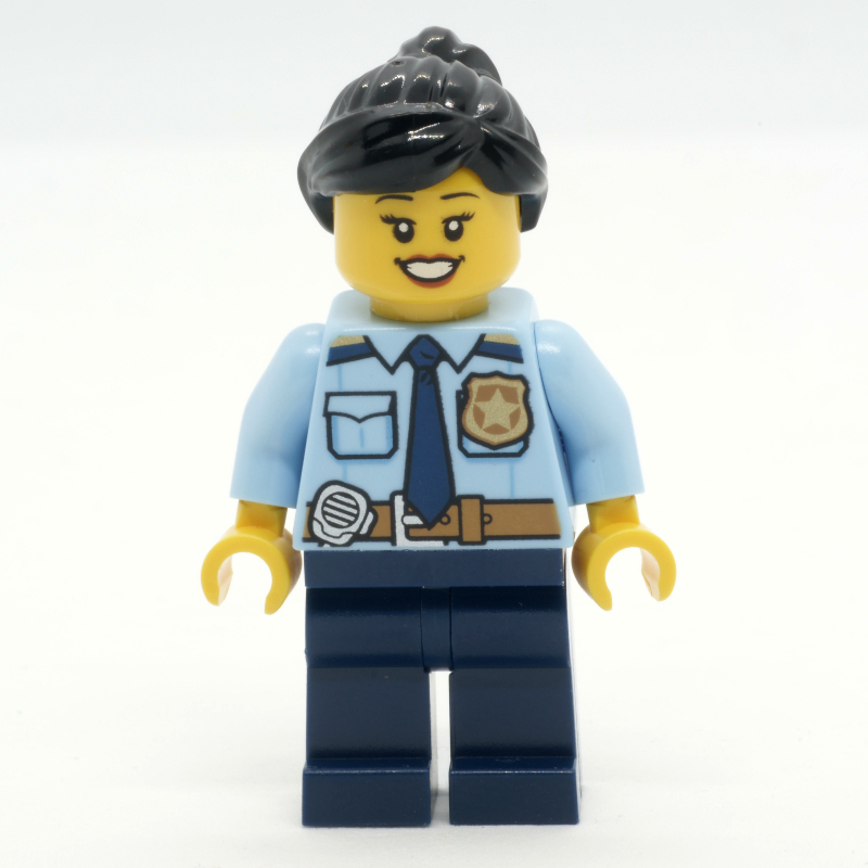 Officier de police, chemise bleu clair lumineux avec badge de police, jambes bleu foncé, queue de cheval brun rougeâtre (Police Officer, Bright Light Blue Shirt with Police Badge, Dark Blue Legs, Reddish Brown Ponytail)