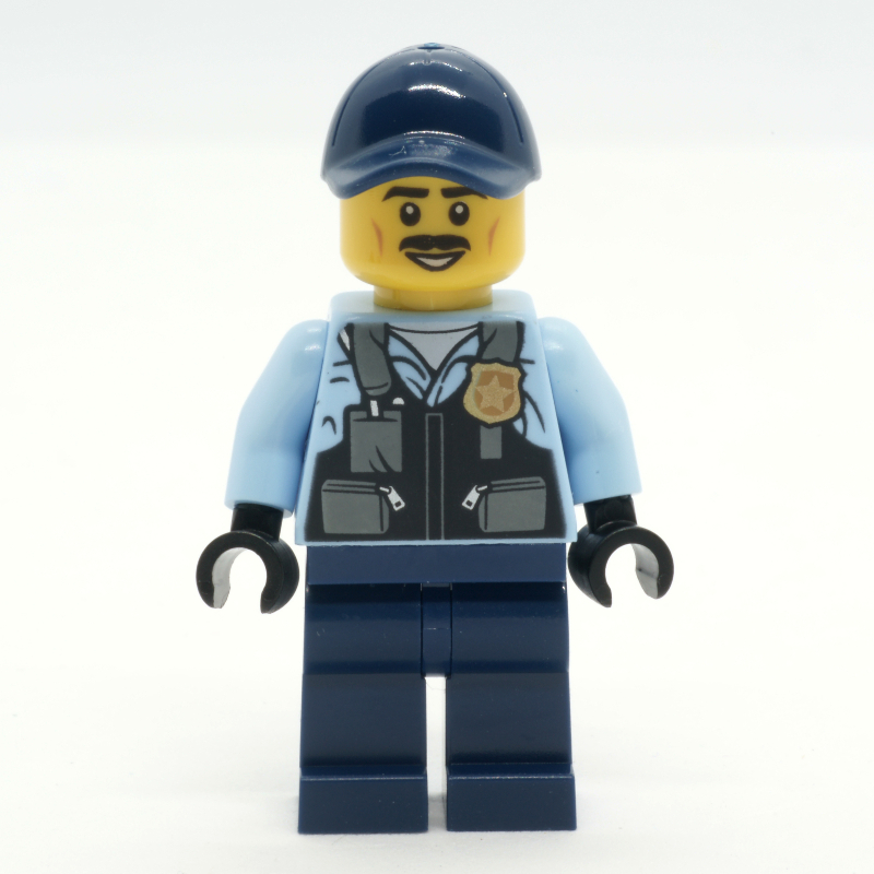 Policier, chemise bleu clair vif avec badge de police, jambes bleu foncé et casquette, moustache (Police Officer, Bright Light Blue Shirt with Police Badge, Dark Blue Legs and Cap, Moustache)