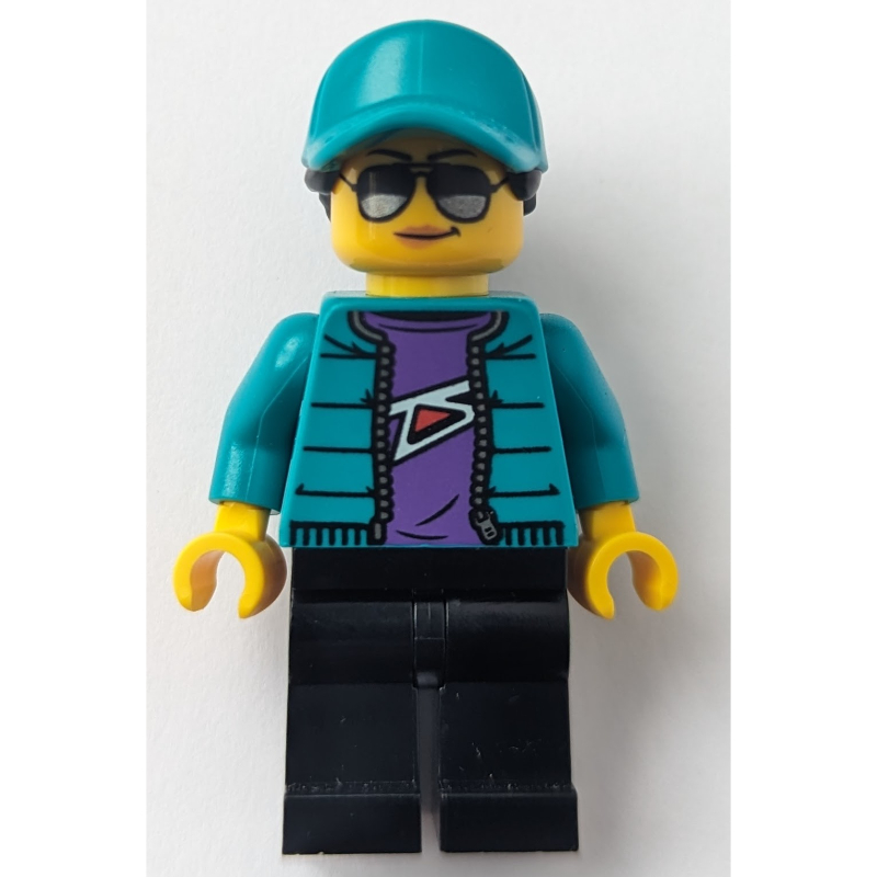 Femme, veste turquoise foncé et casquette, jambes noires (Woman, Dark Turquoise Jacket and Cap, Black Legs)