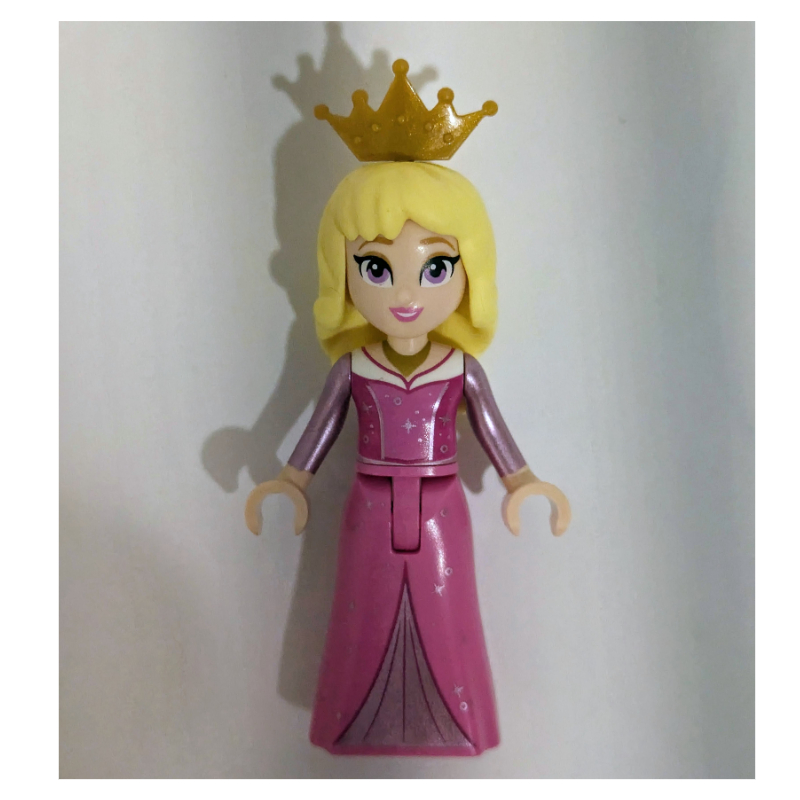 Aurore — robe rose foncé, décoration argent, couronne d'or nacré, grands yeux (Aurora - Dark Pink Dress, Silver Decoration, Pearl Gold Crown, Big Eyes)