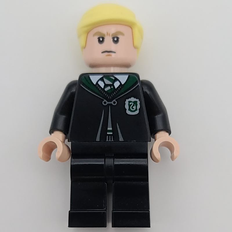 Drago Malefoy, robe de Serpentard fermée avec blason (Draco Malfoy, Closed Slytherin Robes with Crest)