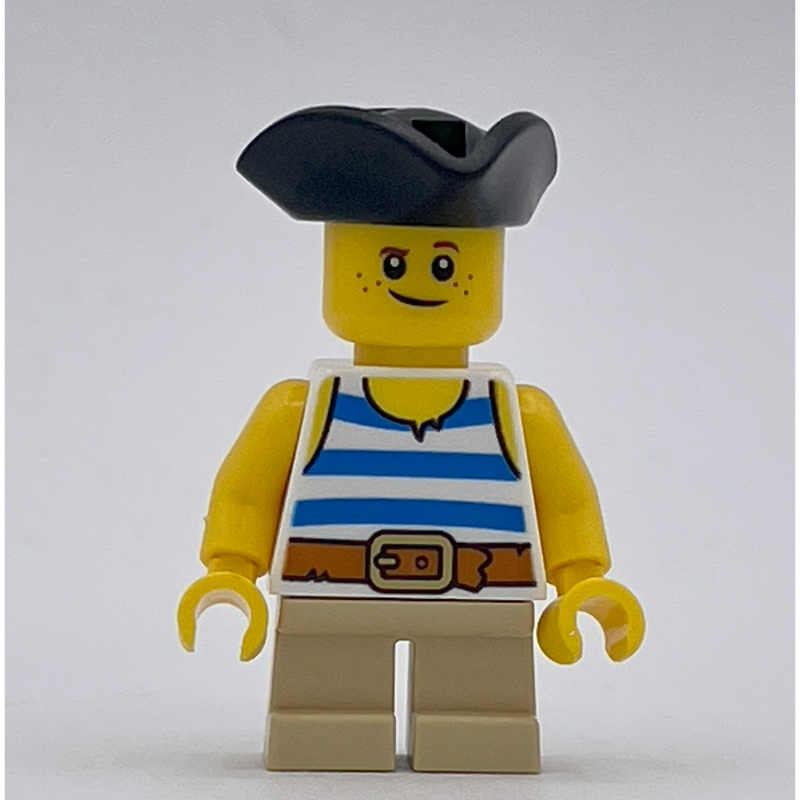 Kid pirate - chemise à rayures bleues, jambes beiges, tricorne noir (Kid Pirate - Blue Striped Shirt, Tan Legs, Black Tricorne)