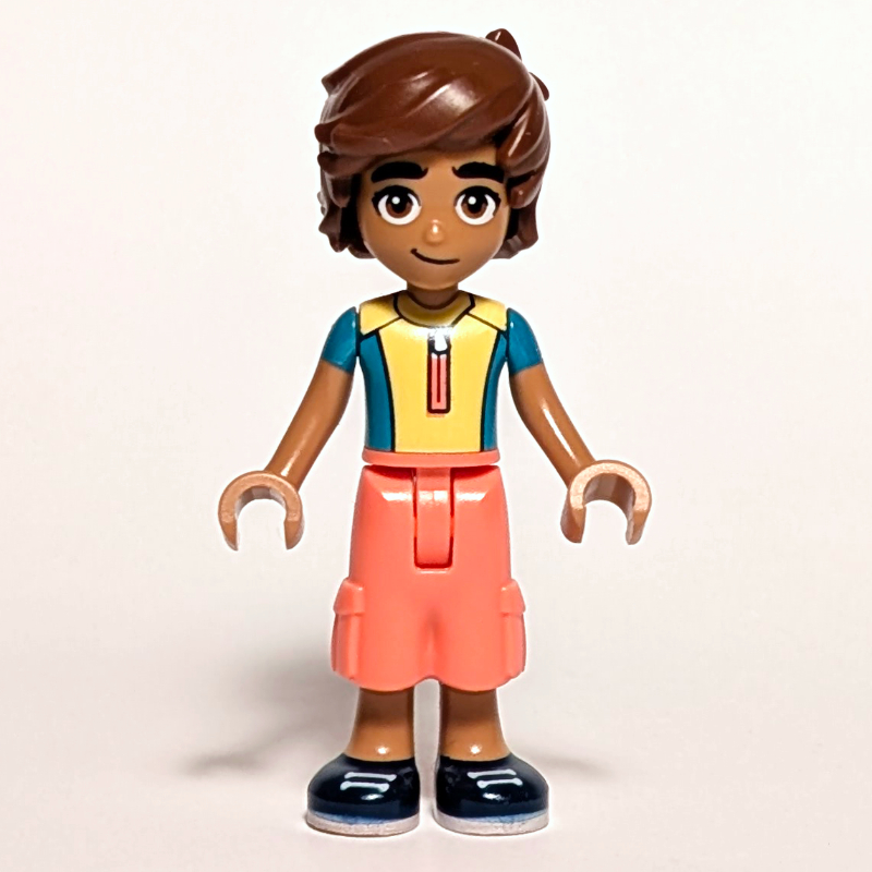 Leo — chemise jaune, pantalon corail (Leo - Yellow Shirt, Coral Pants)