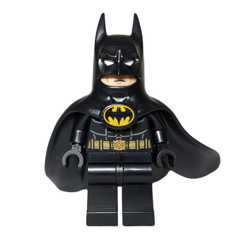 Batman, tenue noire, cape noire et cagoule (caoutchouc), lunettes blanches (Batman, Black Suit, Black Cape and Cowl (Rubber), White Goggles)