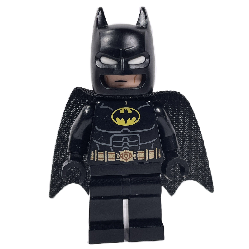 Batman, tenue noire, cape et cagoule noires, logo Batman jaune, lunettes blanches (37157 cape) (Batman, Black Suit, Black Cape and Cowl, Yellow Batman Logo, White Goggles (37157 Cape))