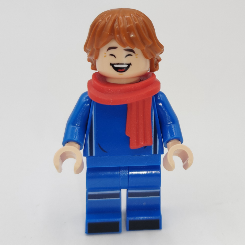 Fan de football, kit de football bleu, écharpe rouge, cheveux orange foncé (Soccer Fan, Blue Soccer Kit, Red Scarf, Dark Orange Hair)