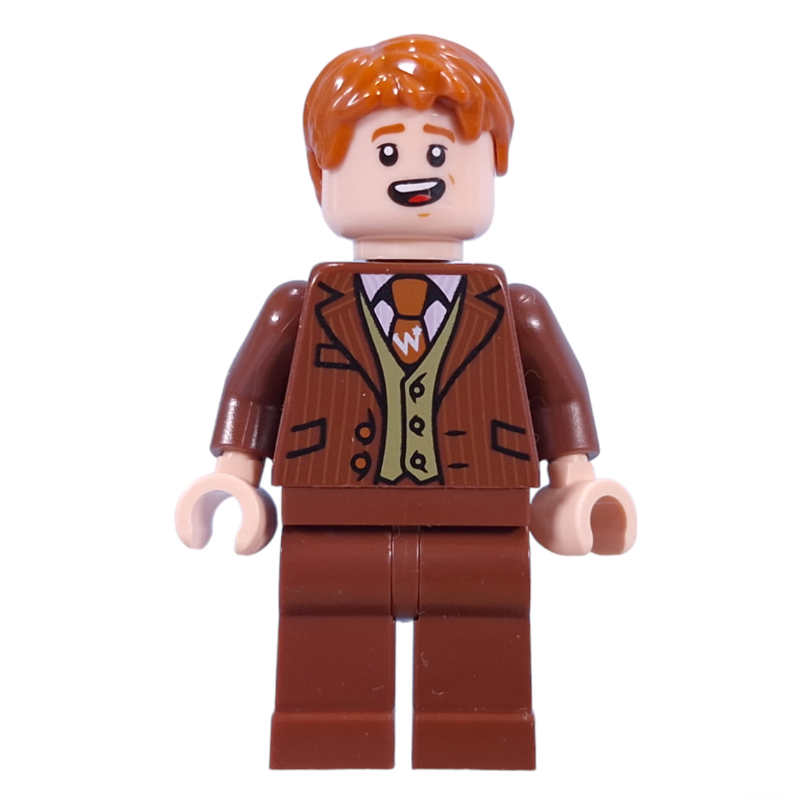 Fred Weasley en costume brun rougeâtre, cravate orange foncé (Fred Weasley in Reddish Brown Suit, Dark Orange Tie)