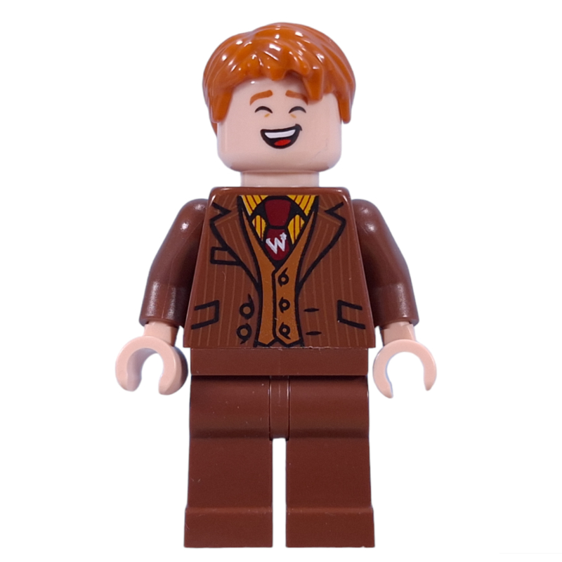 George Weasley en costume brun rougeâtre, cravate rouge foncé (George Weasley in Reddish Brown Suit, Dark Red Tie)