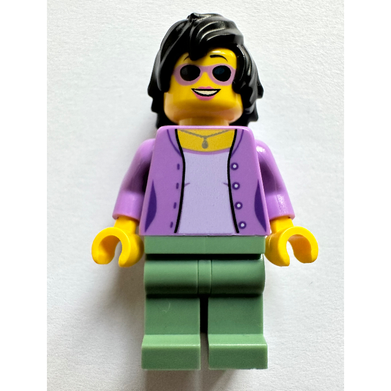 Torse lavande moyen, jambes vert sable, cheveux noirs, lunettes de soleil (Medium Lavender Torso, Sand Green Legs, Black Hair, Sunglasses)