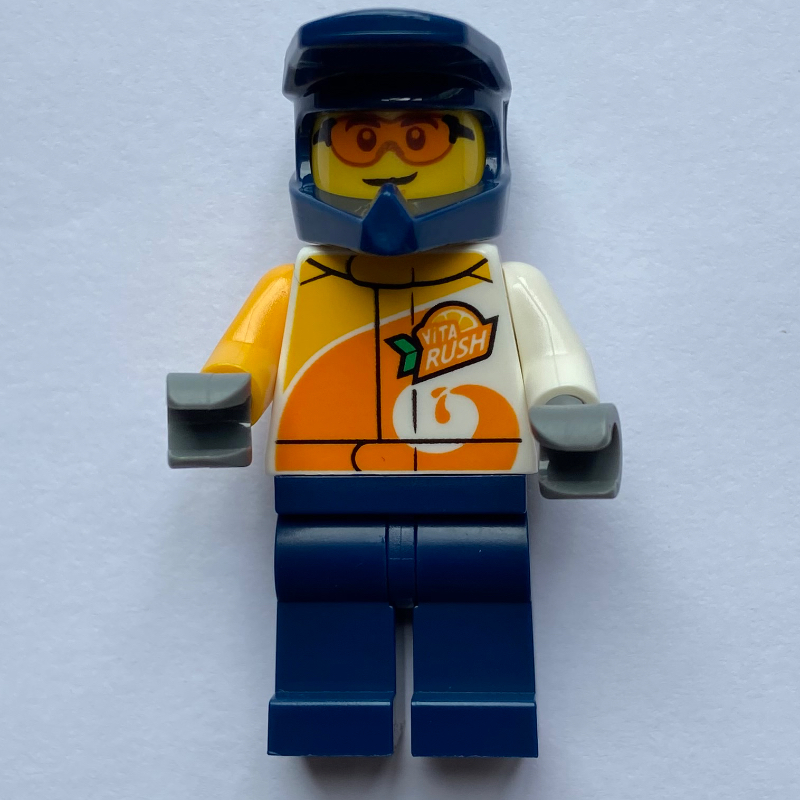 Chauffeur de cascade, veste de course blanche et orange, jambes bleu foncé et casque (Stunt Driver, White and Orange Race Jacket, Dark Blue Legs and Helmet)