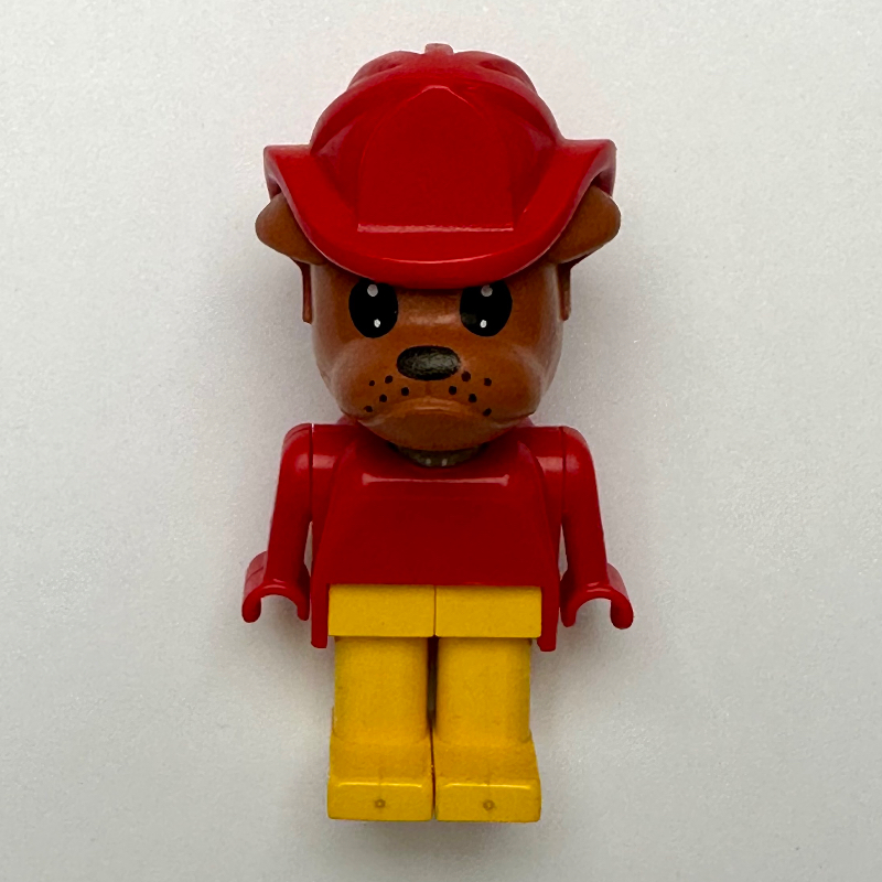 Bouledogue bertie, tête brune, torse rouge, jambes jaunes, casque de feu rouge (Bertie Bulldog, Brown Head, Red Torso, Yellow Legs, Red Fire Helmet)