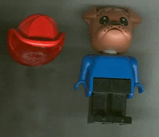 Bouledogue bertie, tête brune, torse bleu, jambes noires, casque de feu rouge (Bertie Bulldog, Brown Head, Blue Torso, Black Legs, Red Fire Helmet)
