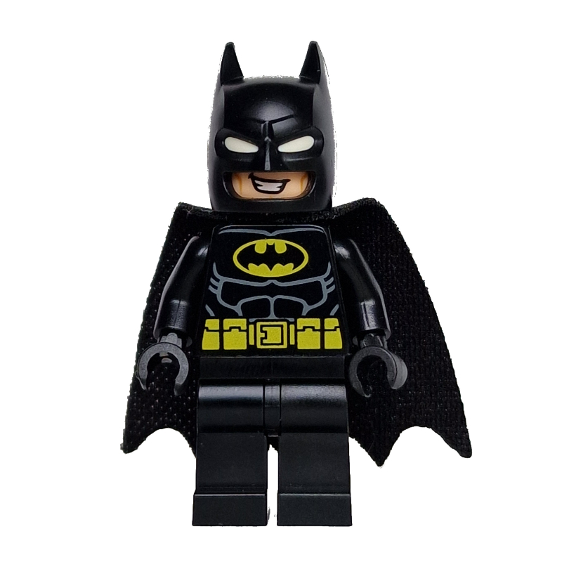 Batman, tenue noire, cape et cagoule noires, logo Batman jaune, yeux blancs (37157 cape), grand sourire (Batman, Black Suit, Black Cape and Cowl, Yellow Batman Logo, White Eyes (37157 Cape), Big Grin)