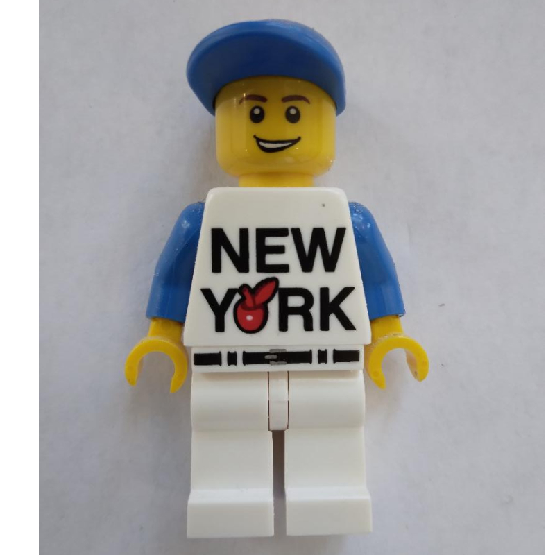 New york, torse blanc, jambes blanches, casquette bleue (New York, White Torso, White Legs, Blue Cap)