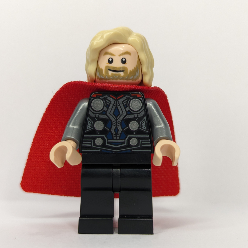Thor, cheveux beiges, armure noire, cape rouge (Thor, Tan Hair, Black Armor, Red Cape)