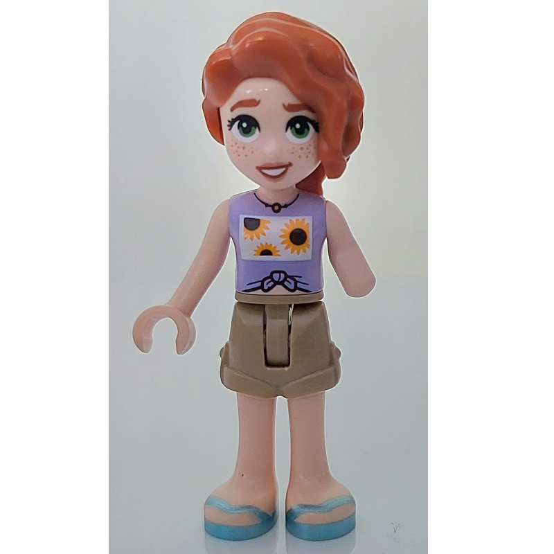 Automne, haut lavande, court beige foncé (Autumn, Lavender Top, Dark Tan Shorts)