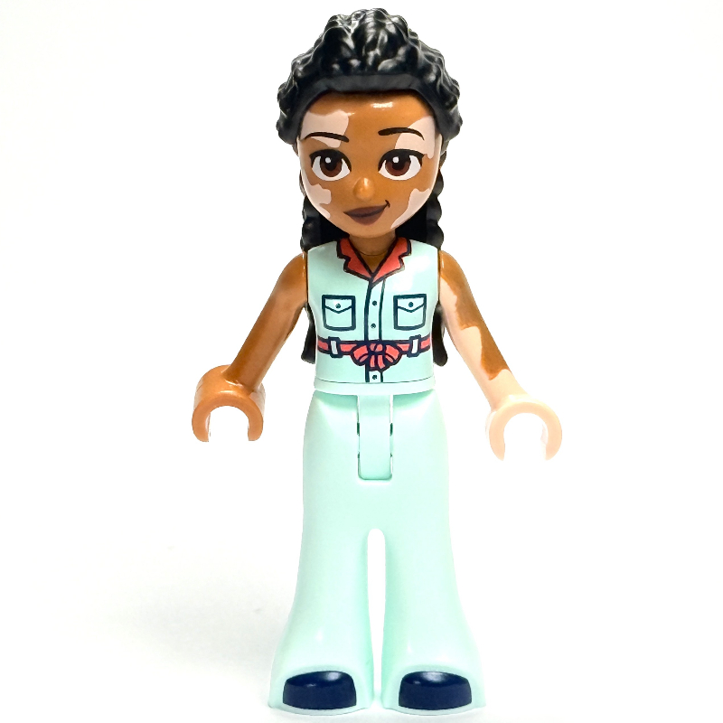 Jordin - chemise blanche, pantalon vert d’eau clair (Jordin - White Shirt, Light Aqua Pants)