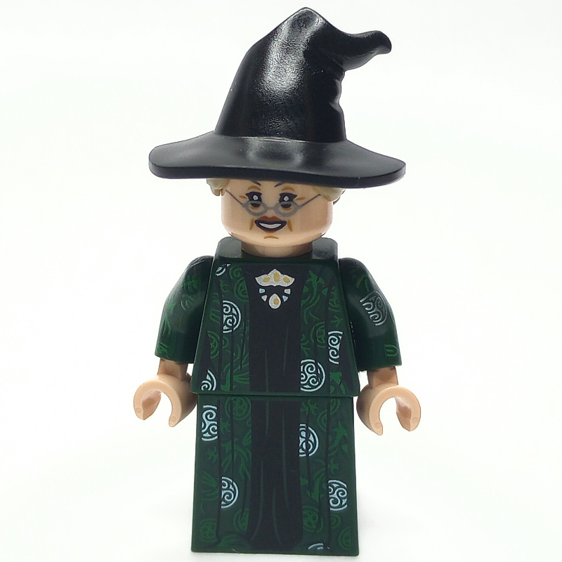 Professeur minerva mcgonagall, robe vert foncé, chapeau noir avec des cheveux brun foncé, symboles de cercle d'argent (Professor Minerva McGonagall, Dark Green Robe, Black Hat with Dark Tan Hair, Silver Circle Symbols)