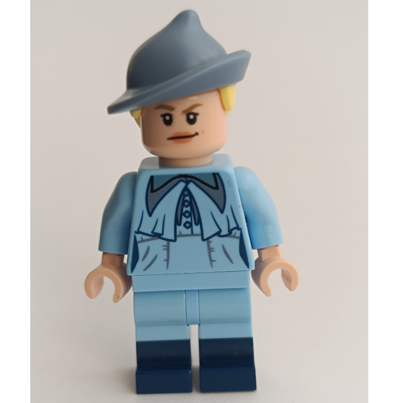 Fleur delacour, tenue bleu clair vif, chapeau bleu sable (Fleur Delacour, Bright Light Blue Outfit, Sand Blue Hat)
