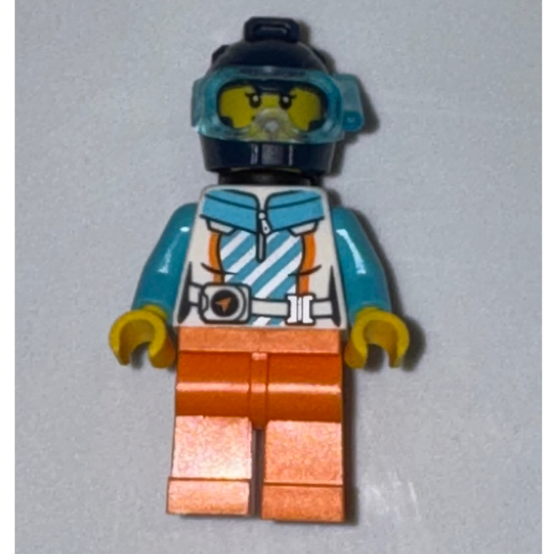 Plongeur, combinaison blanche, moyenne azur et orange, réservoirs d'air noirs, casque bleu foncé (Diver, White, Medium Azure, and Orange Wetsuit, Black Airtanks, Dark Blue Helmet)