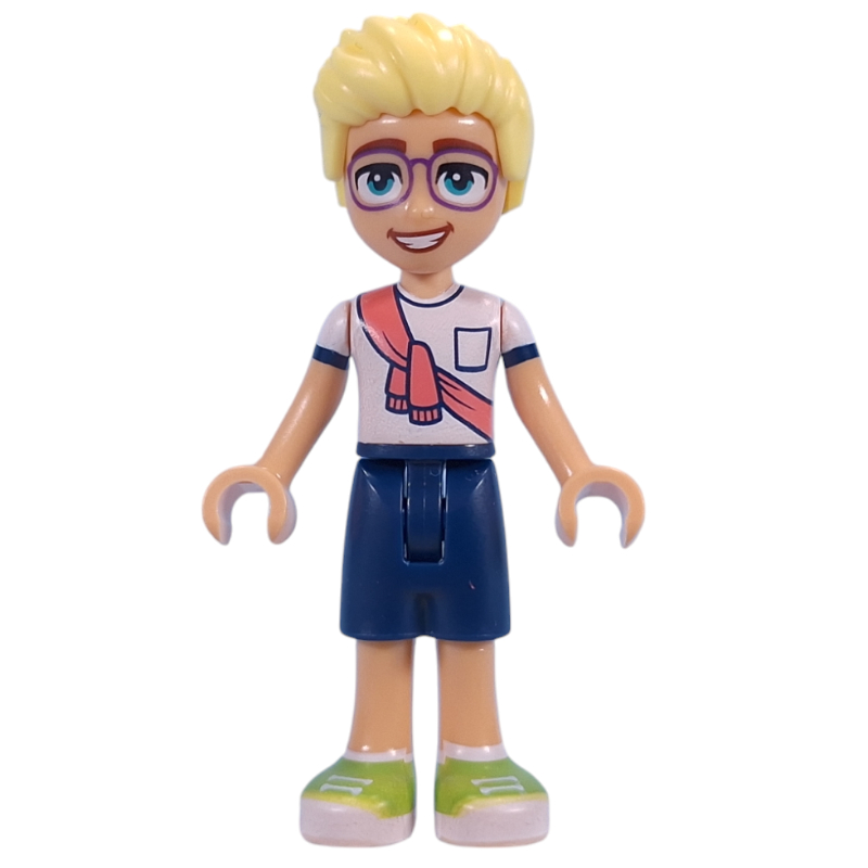 Olly — haut blanc, short bleu foncé (Olly - White Top, Dark Blue Shorts)
