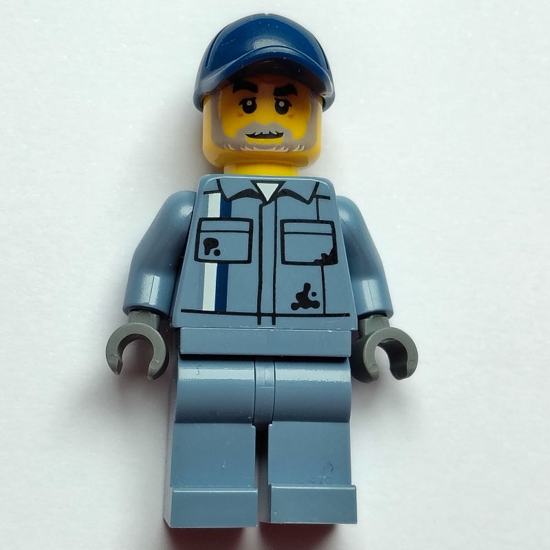 Travailleur de la ferraille, salopette bleu sable, casquette bleu foncé (Scrapyard Worker, Sand Blue Overall, Dark Blue Cap)