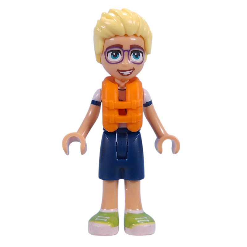 Olly — haut blanc, short bleu foncé, gilet de sauvetage (Olly - White Top, Dark Blue Shorts, Life Jacket)