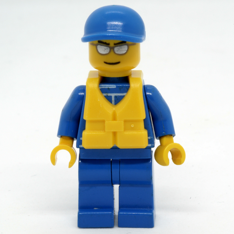 Pilote de course, combinaison bleue avec logo Octan, casquette bleue, gilet de sauvetage jaune 97895, lunettes de soleil argentées (Racer, Blue Jumpsuit with Octan Logo, Blue Cap, Yellow Life Vest 97895, Silver Sunglasses)