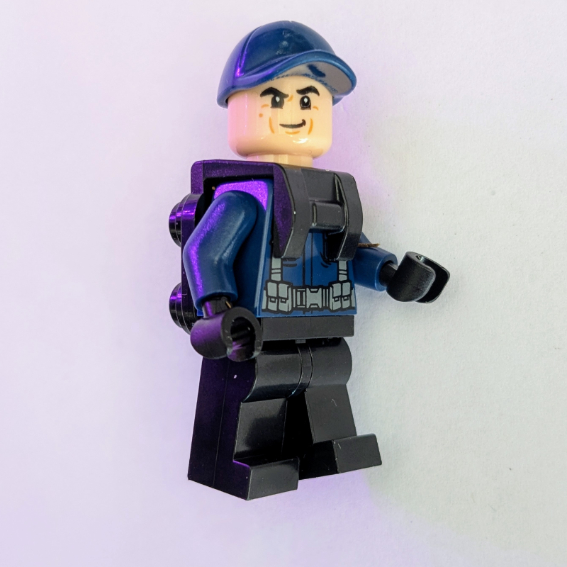 Guard en casquette bleu foncé, support de cou (Guard in Dark Blue Cap, neck Bracket)