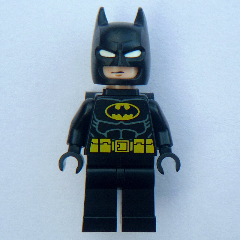 Batman, tenue noire, cagoule noire, sac à dos noir (Batman, Black Suit, Black Cowl, Black Backpack)