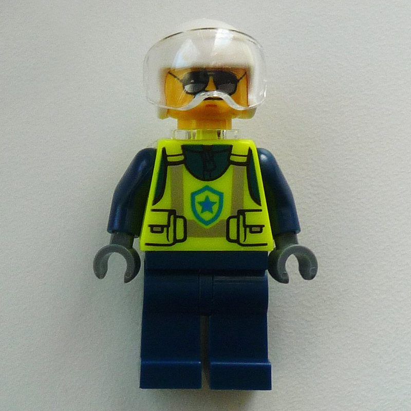 Policier, gilet de police jaune vif, casque blanc avec visière, support de cou (Police Officer, Vibrant Yellow Police Vest, White Helmet with Visor, Neck Bracket)
