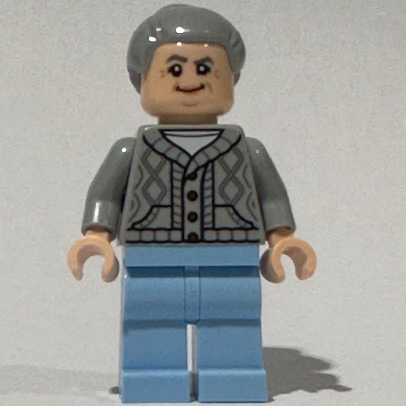 Tante may, pull gris bleuté clair, jambes bleu clair vif (Aunt May, Light Bluish Gray Sweater, Bright Light Blue Legs)