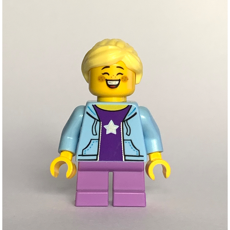 Enfant, torse bleu clair vif, jambes lavande moyen, cheveux jaune clair vif (Kid, Bright Light Blue Torso, Medium Lavender Legs, Bright Light Yellow Hair)