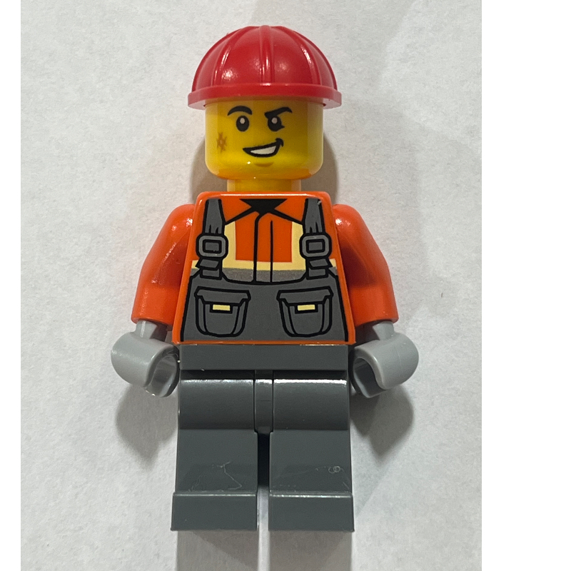 Travailleur de la construction, veste de sécurité orange rougeâtre, jambes gris bleu foncé, casque de chantier rouge (Construction Worker, Reddish Orange Safety Jacket, Dark Blue Grey Legs, Red Hard Hat)