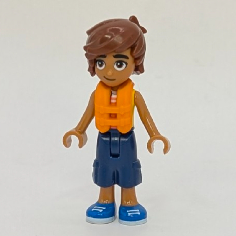 Leo, gilet orange clair vif, pantalon bleu foncé, gilet de sauvetage (Leo, Bright Light Orange Vest, Dark Blue Pants, Life Vest)