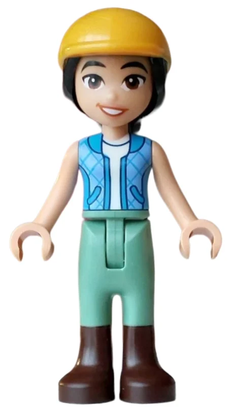 Liann, haut bleu, pantalon vert sable, helemt (Liann, Blue Top, Sand Green Pants, Helemt)