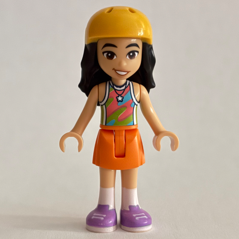 Liann, haut coloré, jupe orange, casque (Liann, Colored Top, Orange Skirt, Helmet)