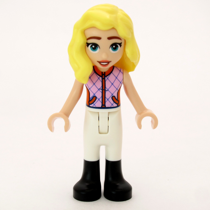 Matilde, chemise rose vif, pantalon blanc (Matilde, Bright Pink Shirt, White Pants)