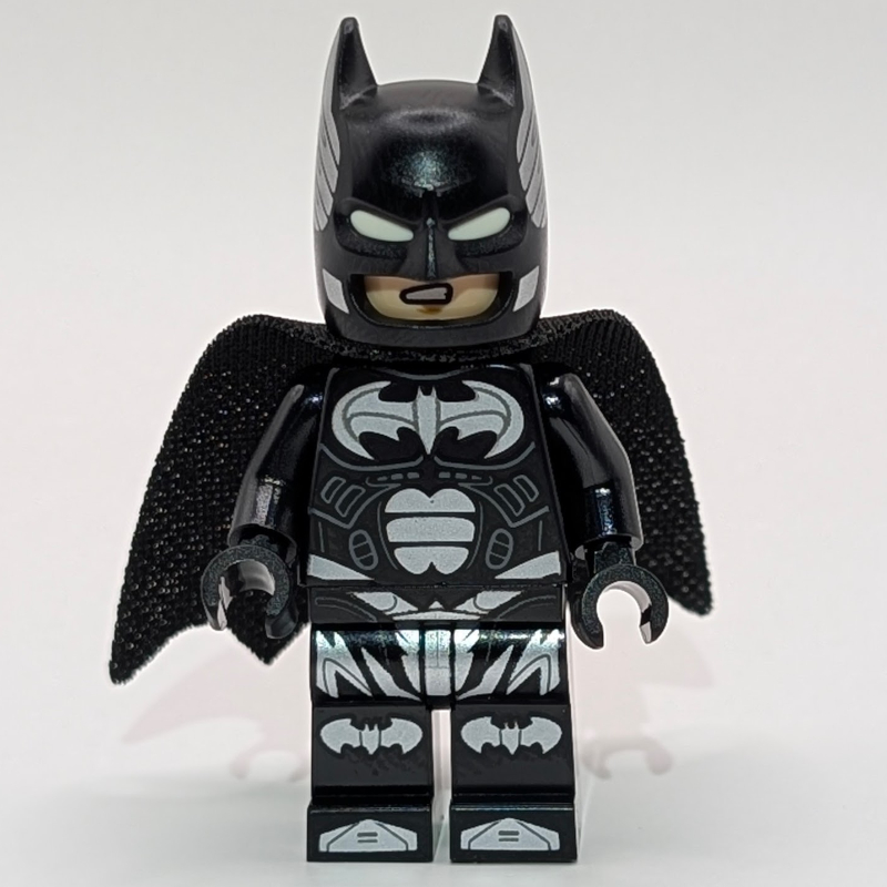 Batman, tenue noire, cape et cagoule noires, logo argenté, cagoule imprimé (Batman, Black Suit, Black Cape and Cowl, Silver Logo, Printed Cowl)