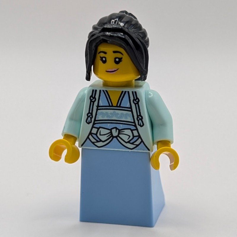 Tunique vert d’eau clair, robe bleu clair vif, cheveux noirs (Light Aqua Tunic, Bright Light Blue Dress, Black Hair)