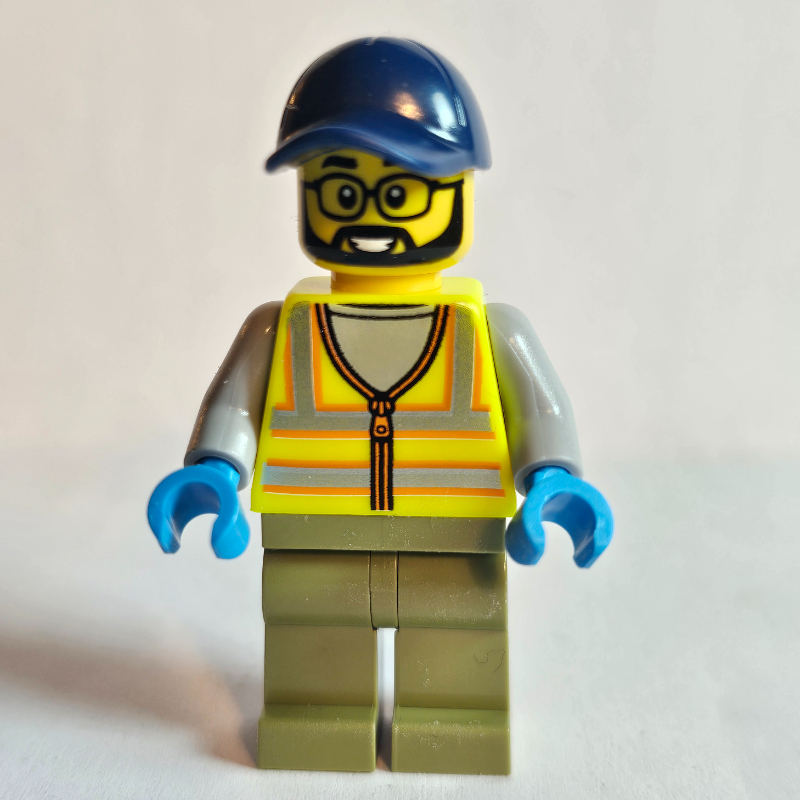 Broomer poussiéreux, ouvrier de chantier, gilet de sécurité jaune vif, jambes vert olive, casquette bleu foncé (Dusty Broomer, Construction Worker, Vibrant Yellow Safety Vest, Olive Green Legs, Dark Blue Cap)