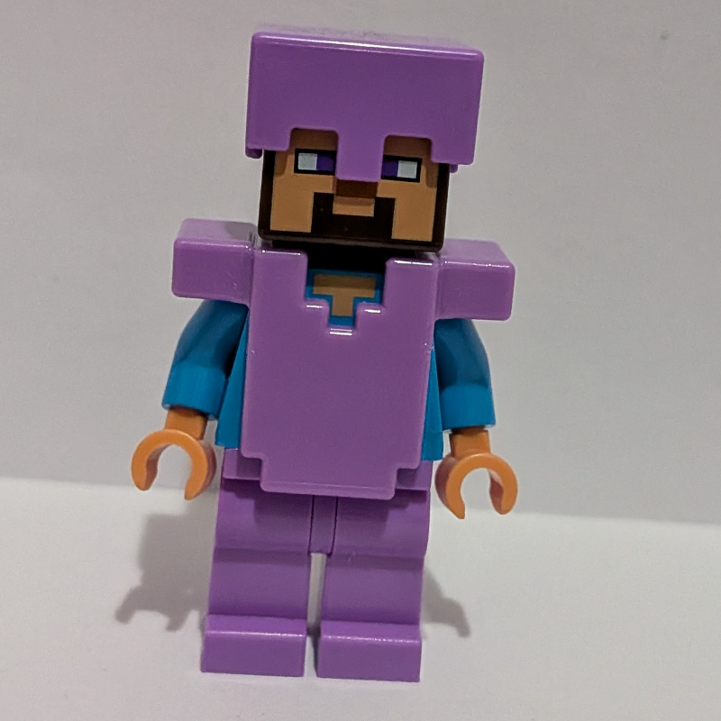 Steve, visage nougat, casque lavande et armure (Steve, Nougat Face, Lavender Helmet and Armor)