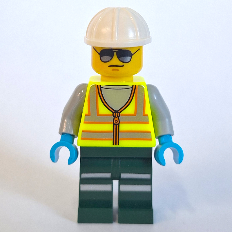 Conducteur de train, gilet de sécurité jaune vif, jambes vert foncé, casque de chantier blanc (Train Driver, Vibrant Yellow Safety Vest, Dark Green Legs, White Hard Hat)